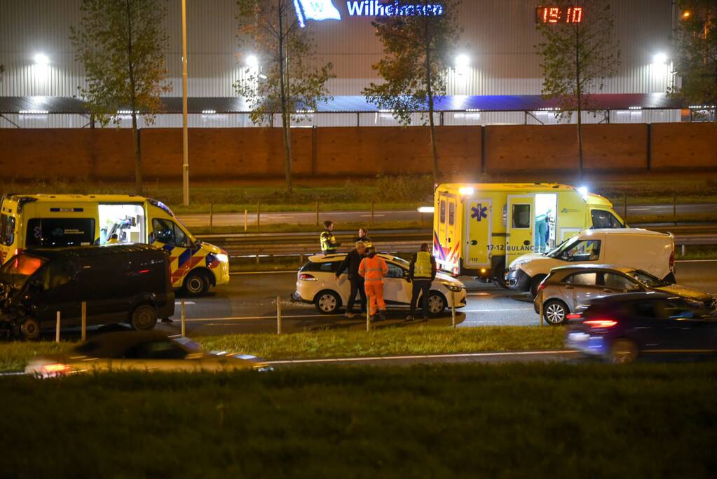 Snelweg afgesloten door ongeval met meerdere voertuigen