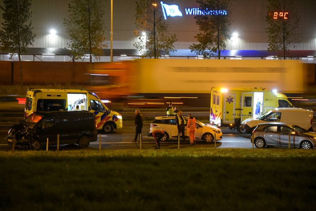 Snelweg afgesloten door ongeval met meerdere voertuigen