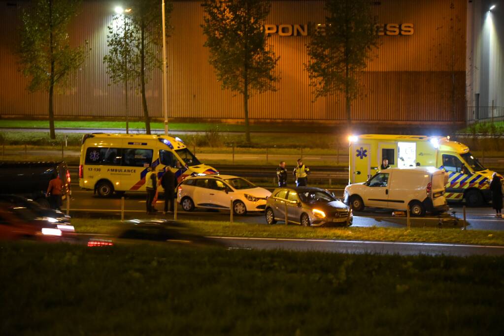 Snelweg afgesloten door ongeval met meerdere voertuigen