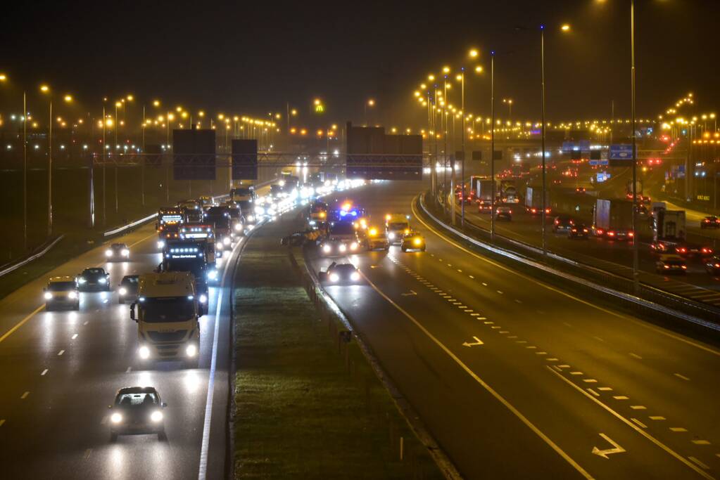 Snelweg afgesloten door ongeval met meerdere voertuigen