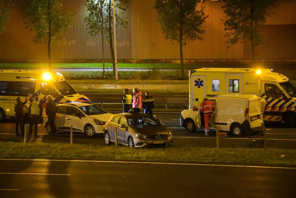 Snelweg afgesloten door ongeval met meerdere voertuigen