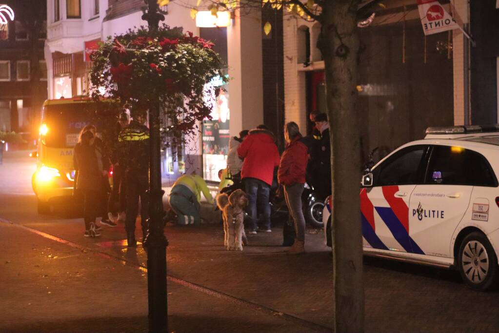 Scooter en fiets botsen in winkelgebied