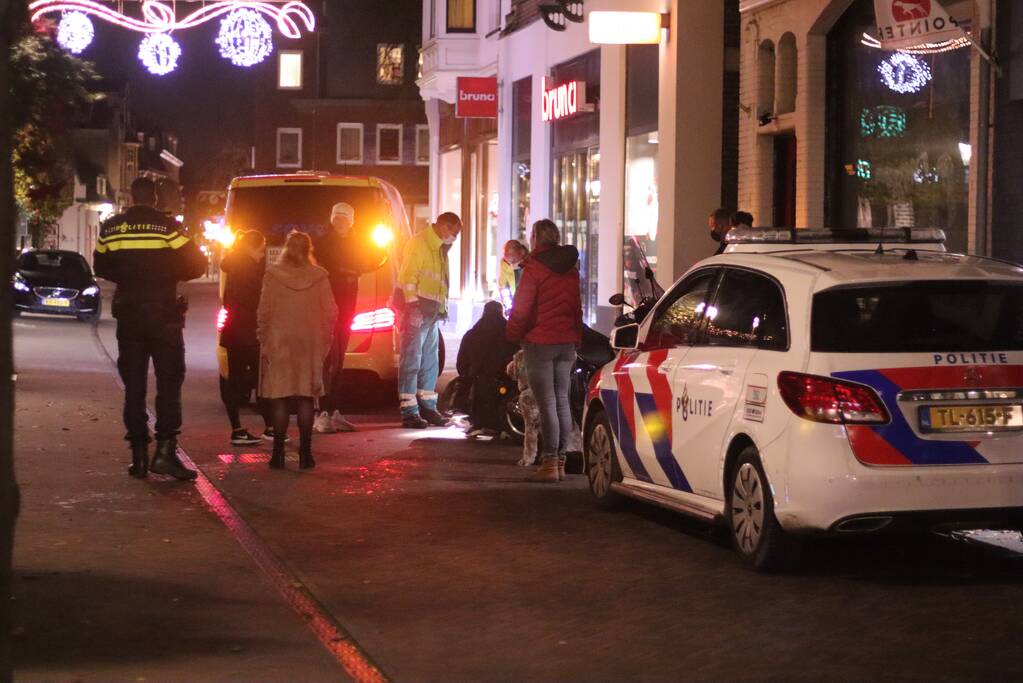 Scooter en fiets botsen in winkelgebied