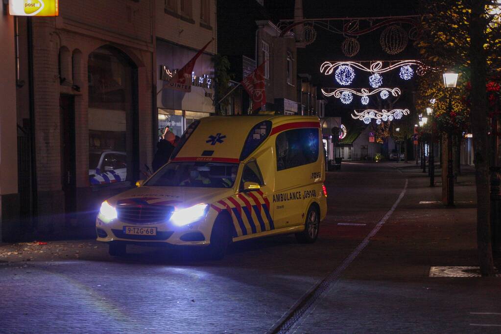 Scooter en fiets botsen in winkelgebied
