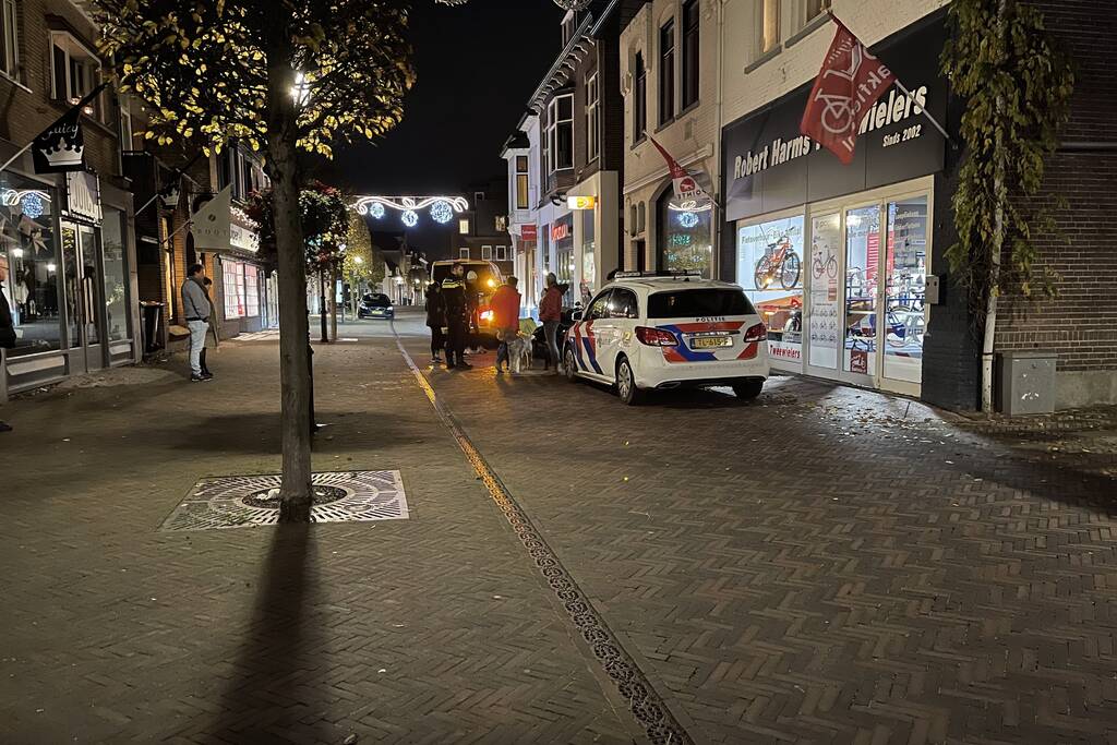 Scooter en fiets botsen in winkelgebied