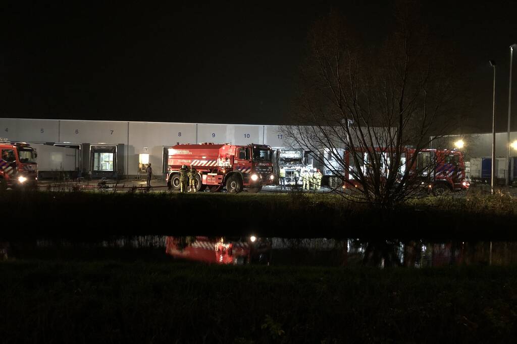Vrachtwagen verwoest door brand