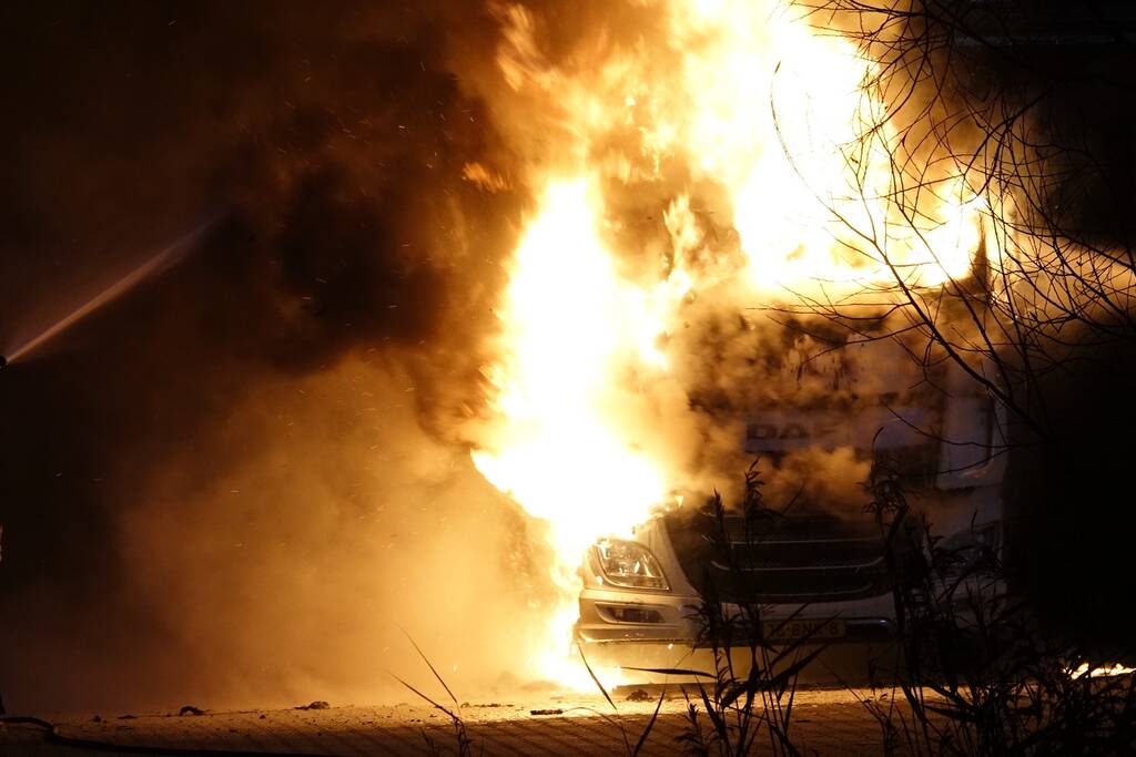 Vrachtwagen verwoest door brand