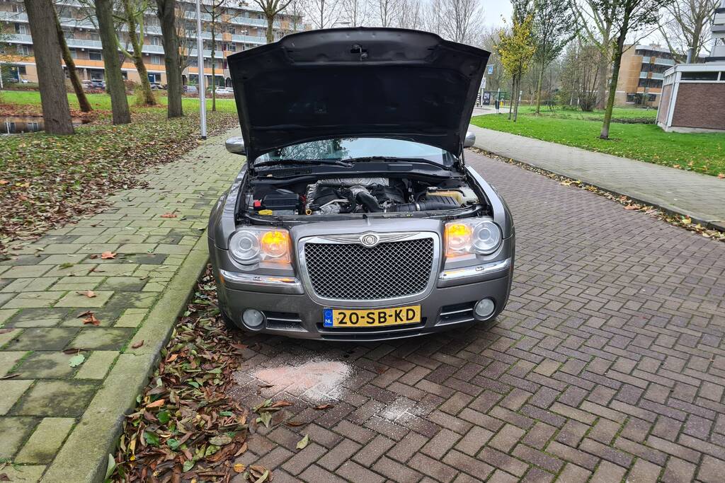 Brand na bijvullen olietank auto