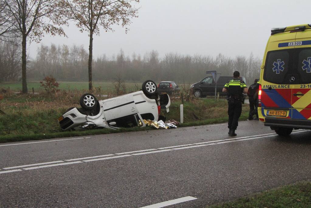 Auto slaat over de kop op kruising