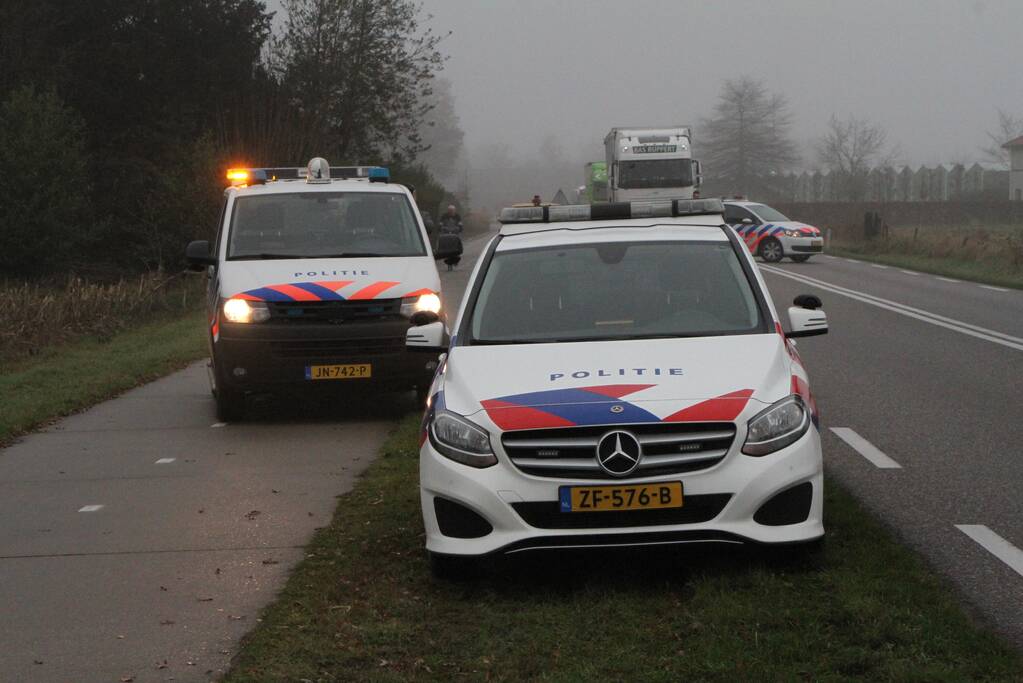 Auto slaat over de kop op kruising