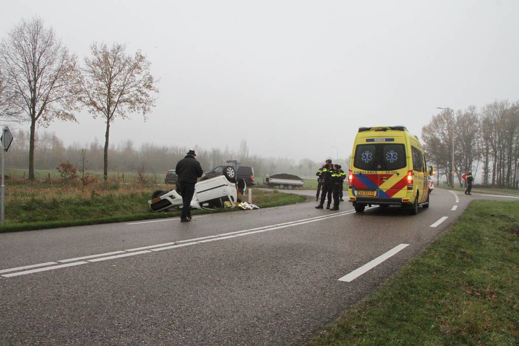 Auto slaat over de kop op kruising