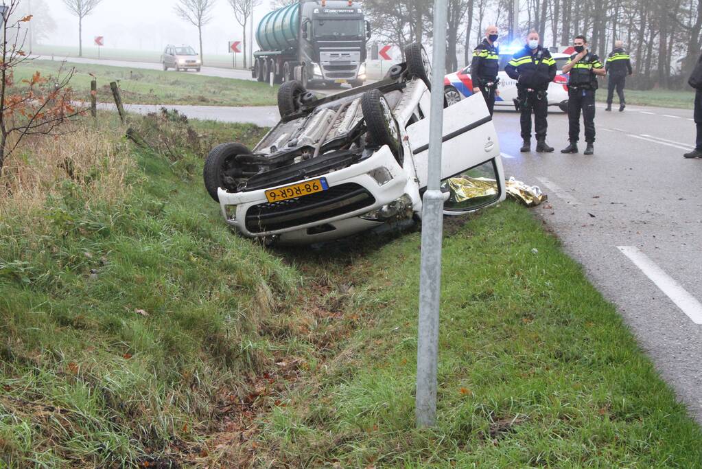 Auto slaat over de kop op kruising