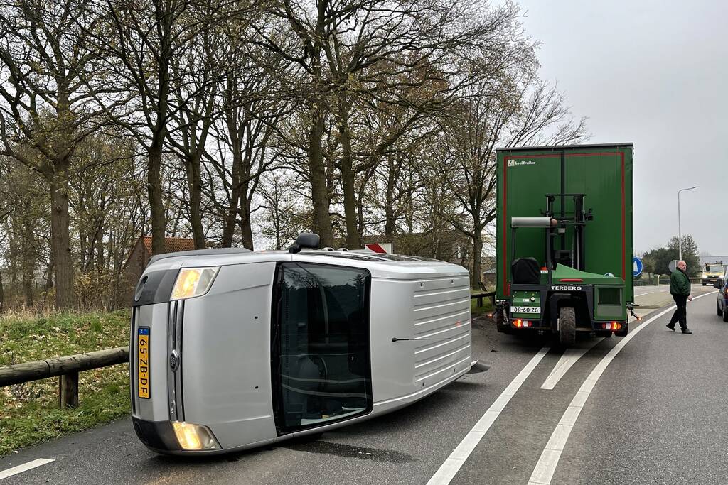 Bestelbus belandt op zijn kant via vangrail
