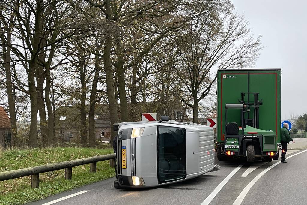Bestelbus belandt op zijn kant via vangrail