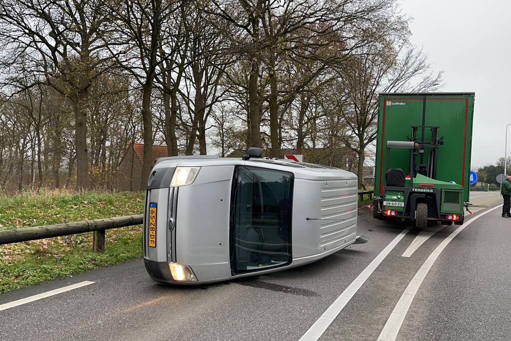 Bestelbus belandt op zijn kant via vangrail