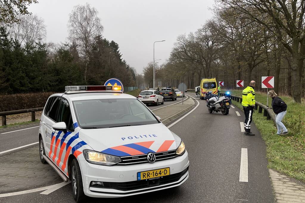 Bestelbus belandt op zijn kant via vangrail