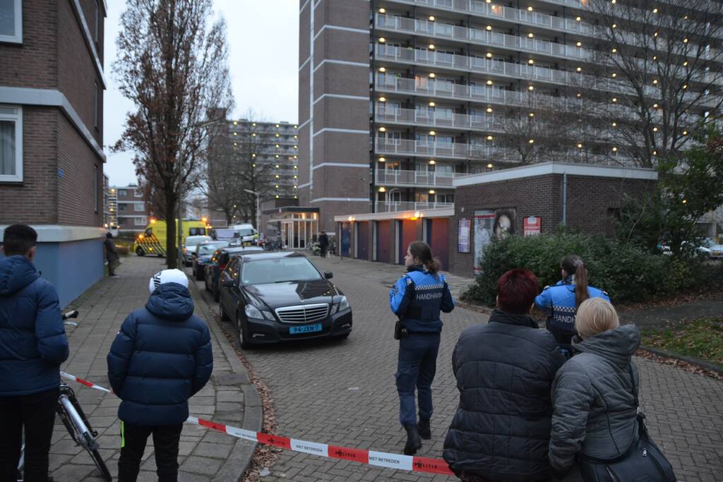 Verward persoon op galerij van flatwoning