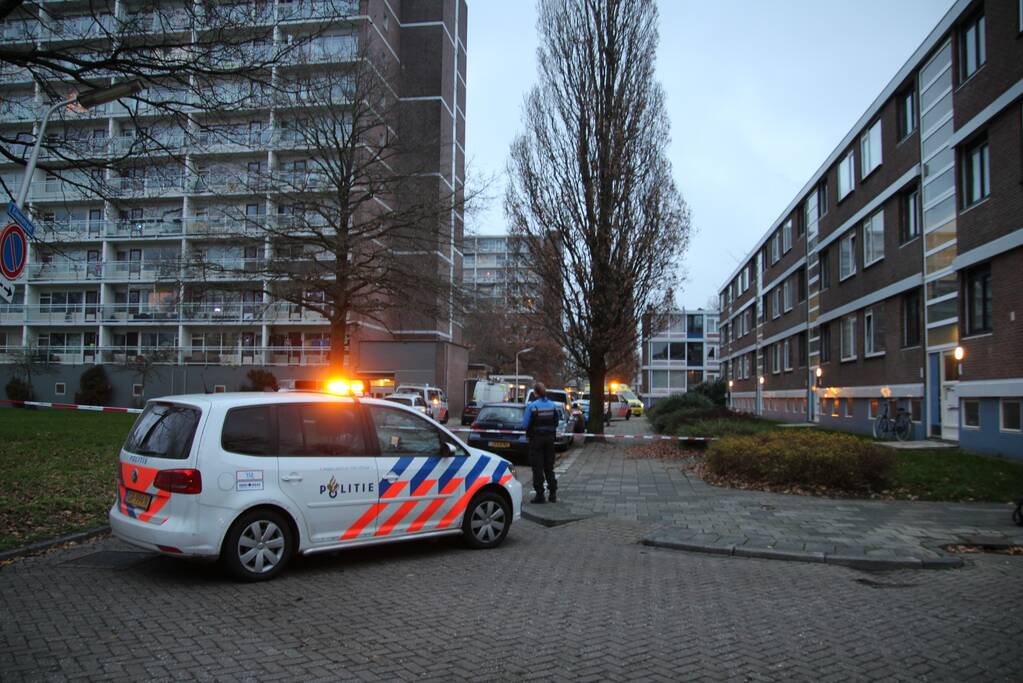 Verward persoon op galerij van flatwoning
