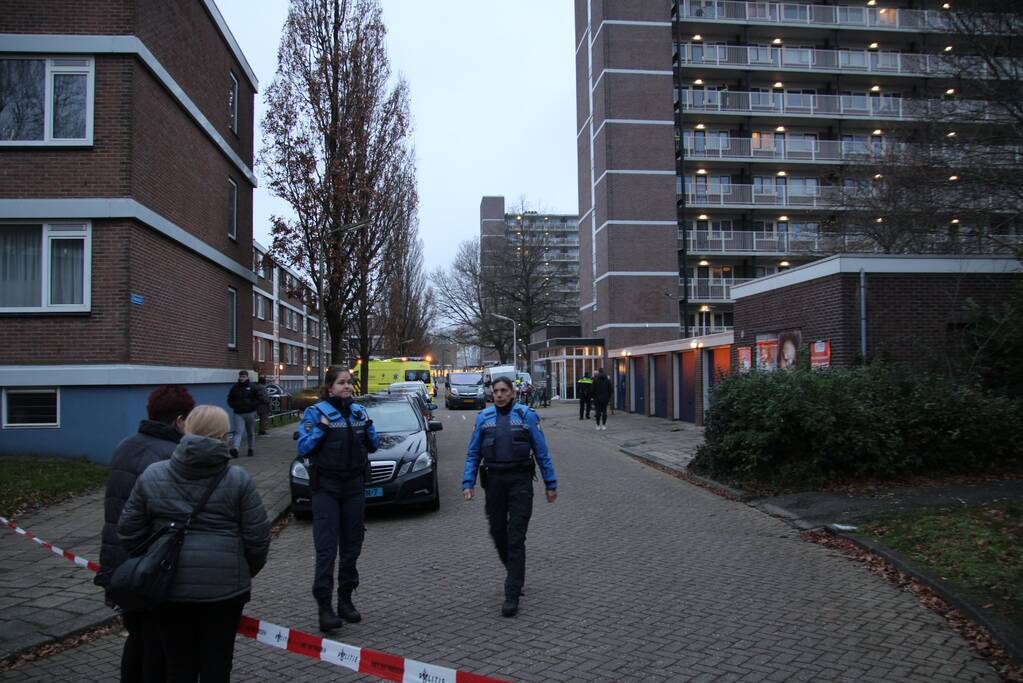 Verward persoon op galerij van flatwoning