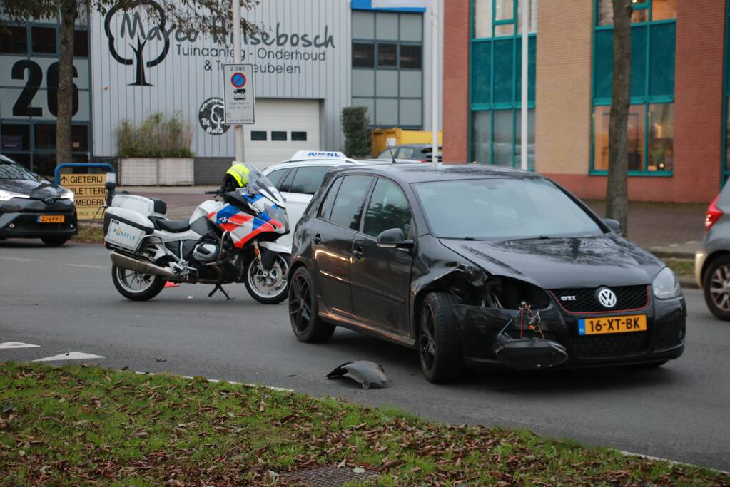 Wiel van auto breekt af na aanrijding