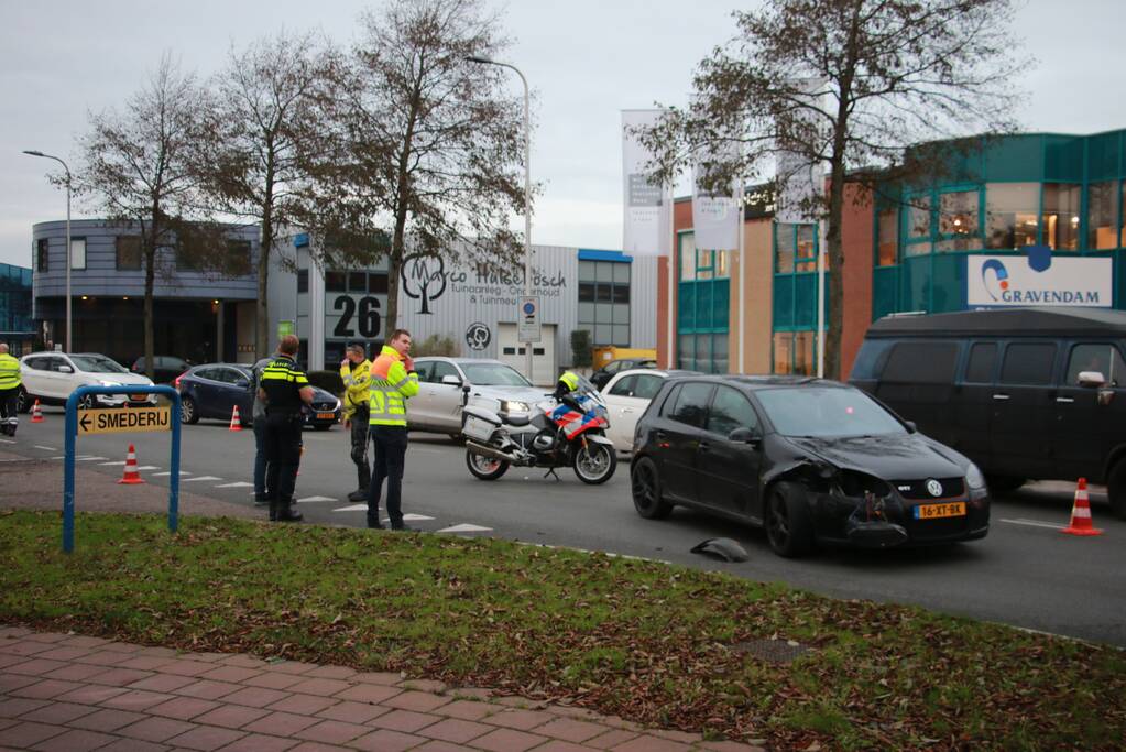 Wiel van auto breekt af na aanrijding