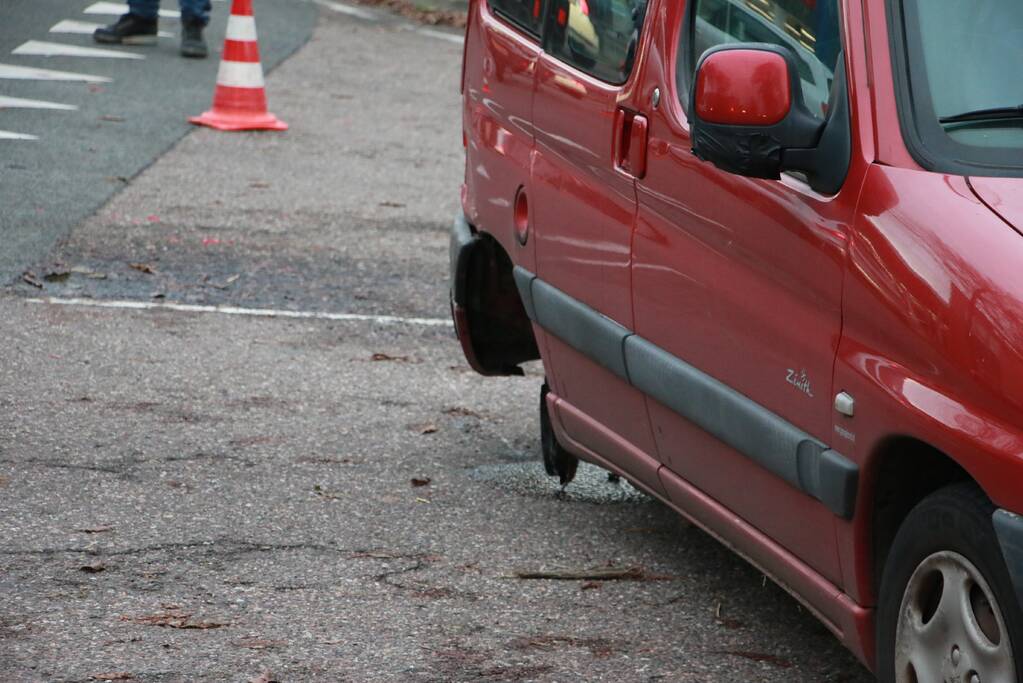 Wiel van auto breekt af na aanrijding