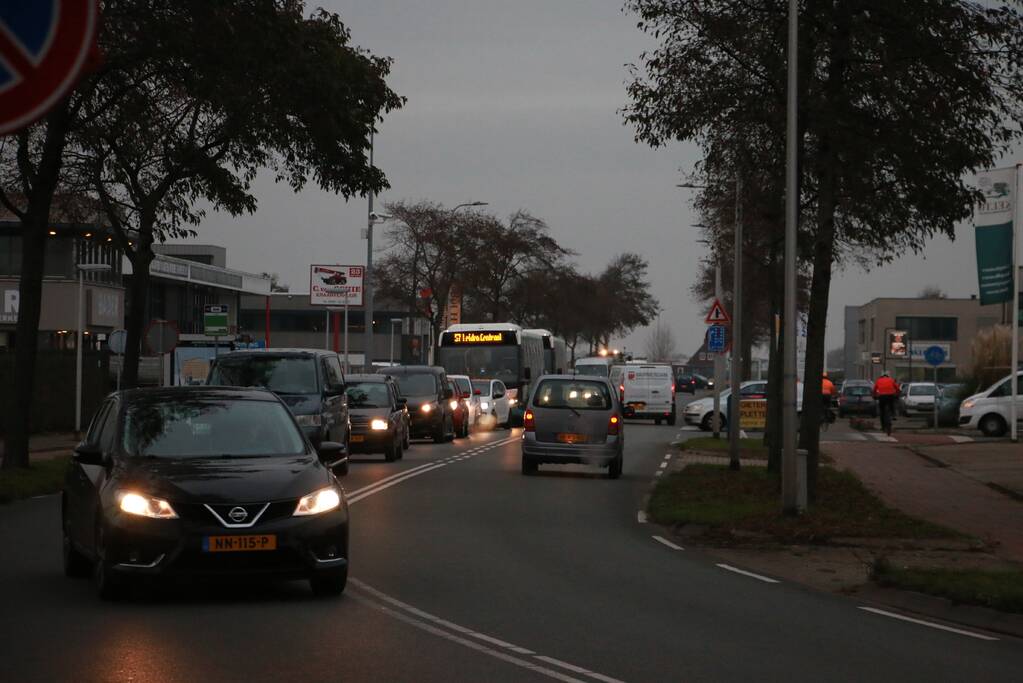 Wiel van auto breekt af na aanrijding