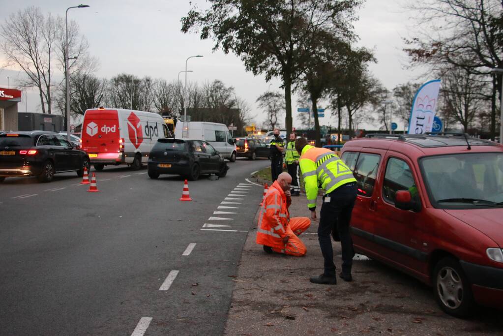 Wiel van auto breekt af na aanrijding