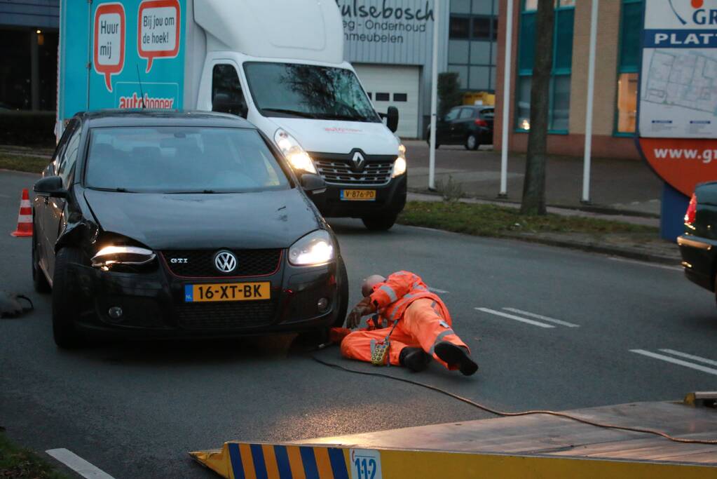 Wiel van auto breekt af na aanrijding