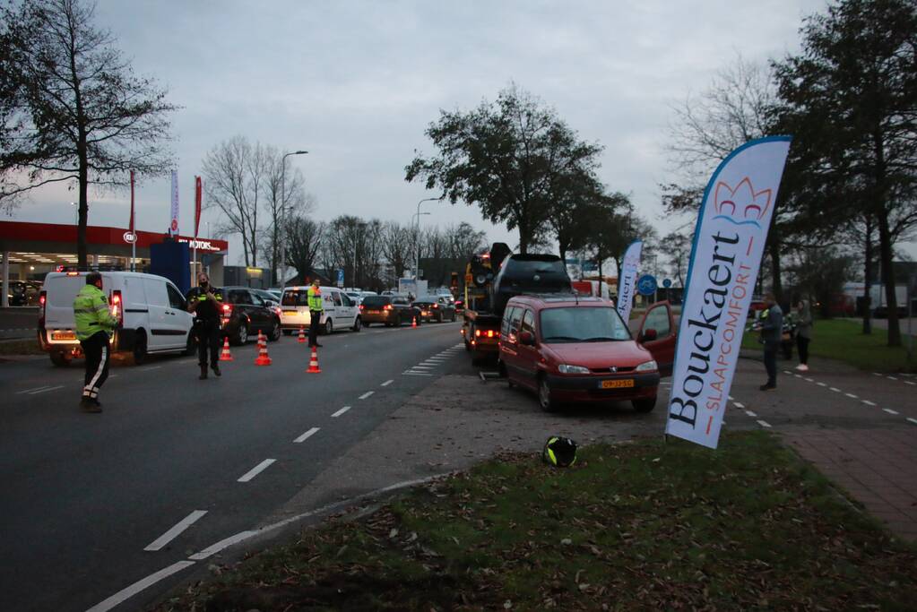Wiel van auto breekt af na aanrijding
