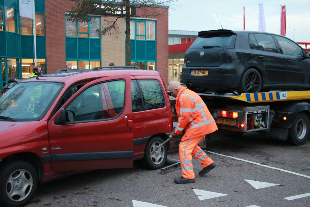 Wiel van auto breekt af na aanrijding