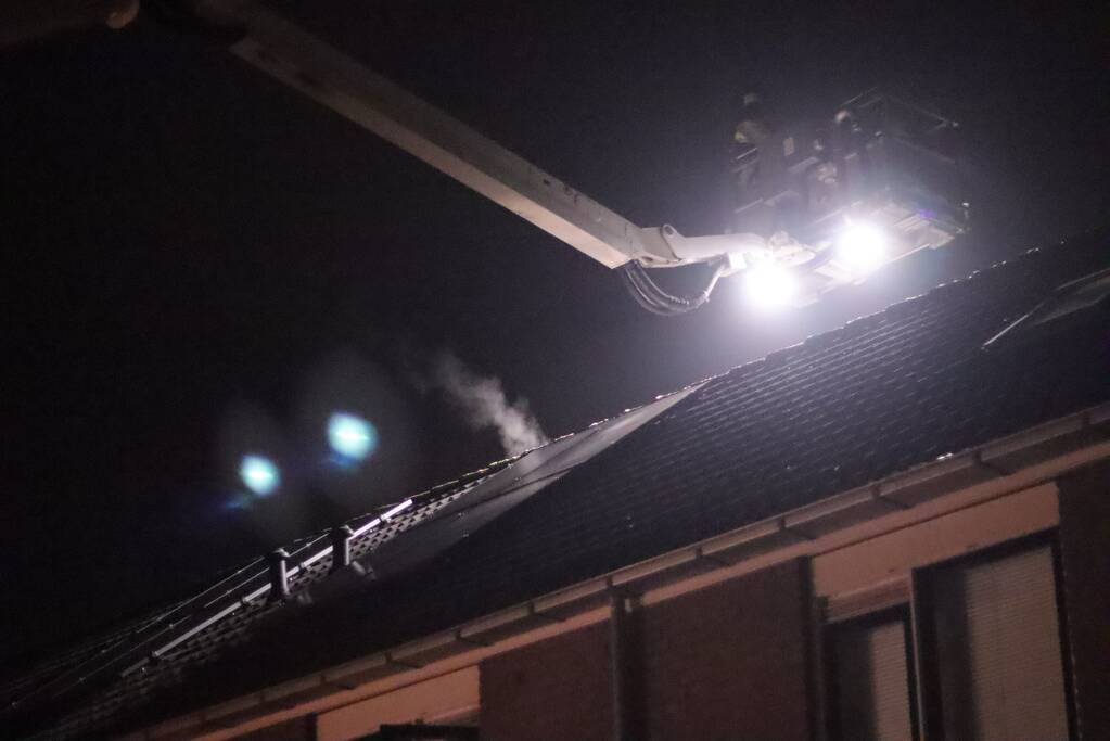 Brand in zonnepanelen op dak van woning