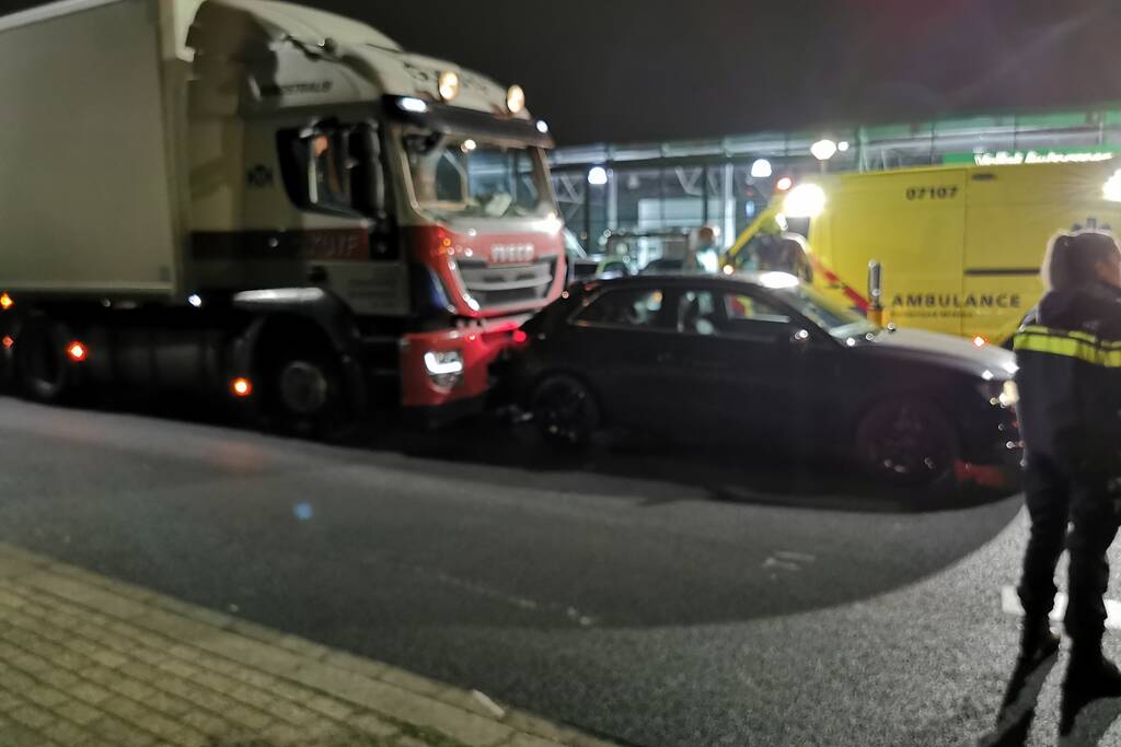 Vrachtwagen botst achterop auto