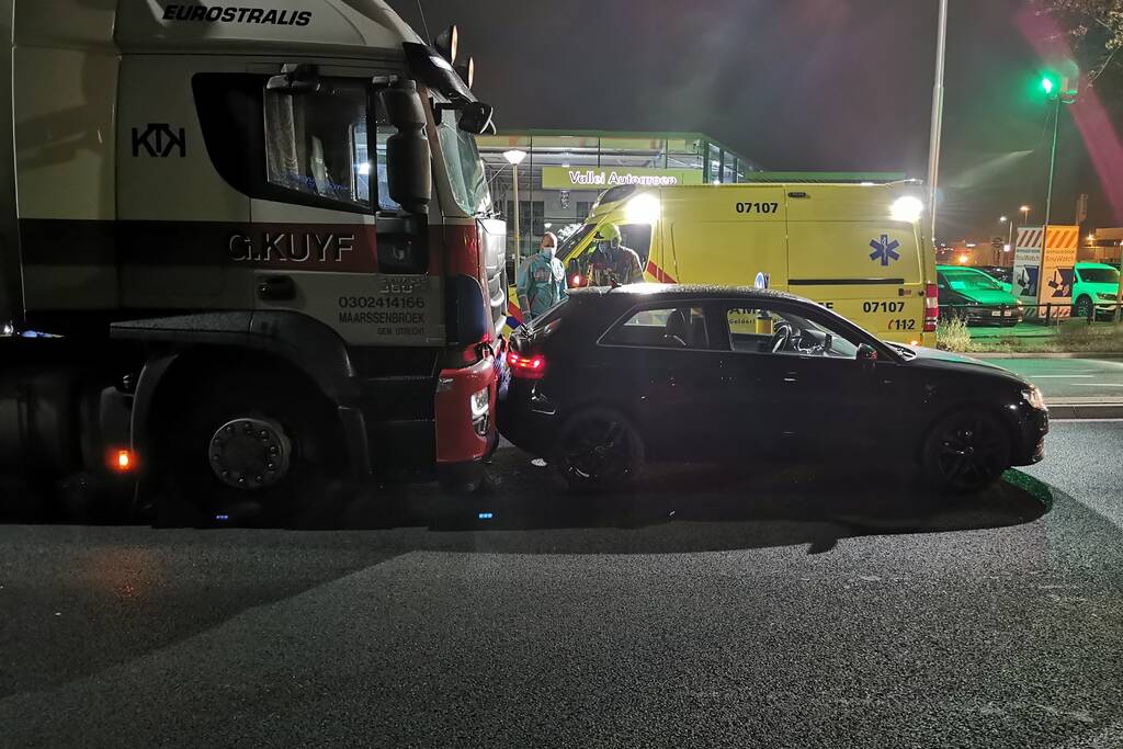 Vrachtwagen botst achterop auto