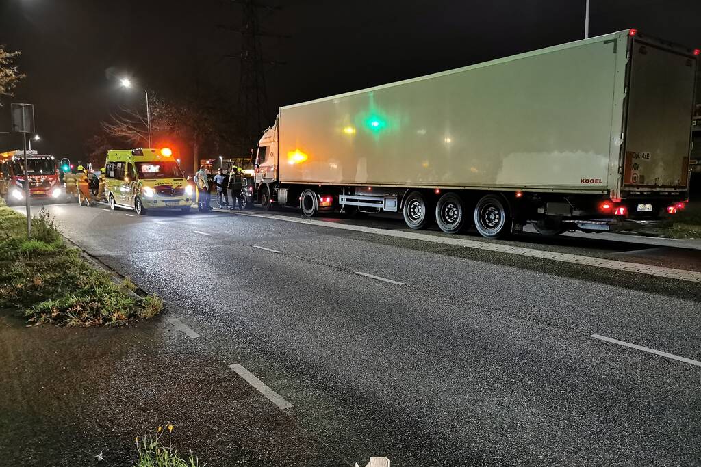 Vrachtwagen botst achterop auto