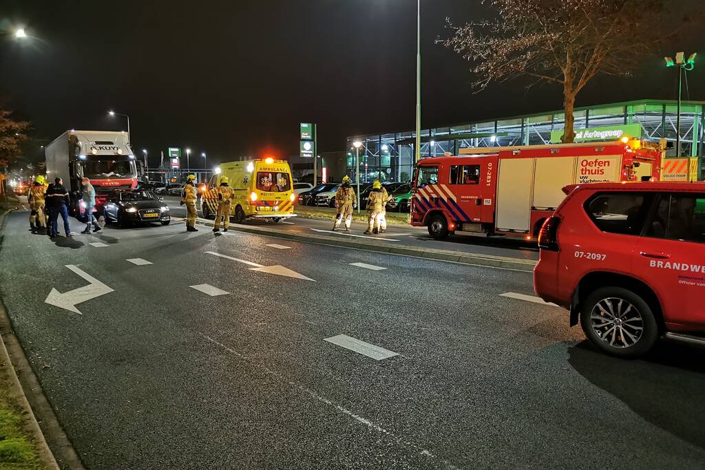 Vrachtwagen botst achterop auto