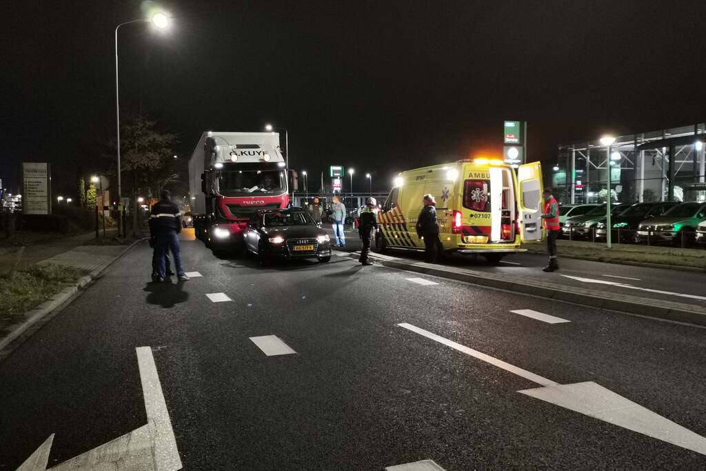 Vrachtwagen botst achterop auto