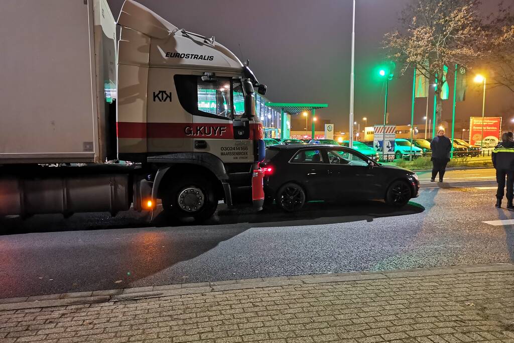 Vrachtwagen botst achterop auto