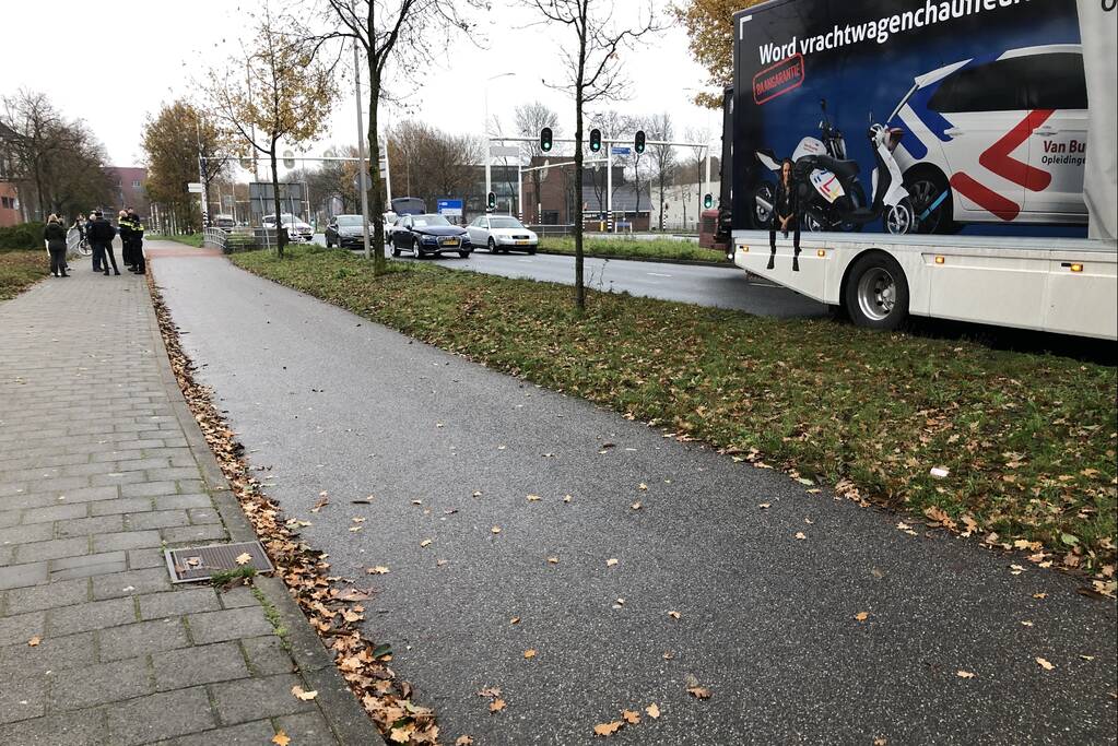 Automobilist botst achter op vrachtwagen