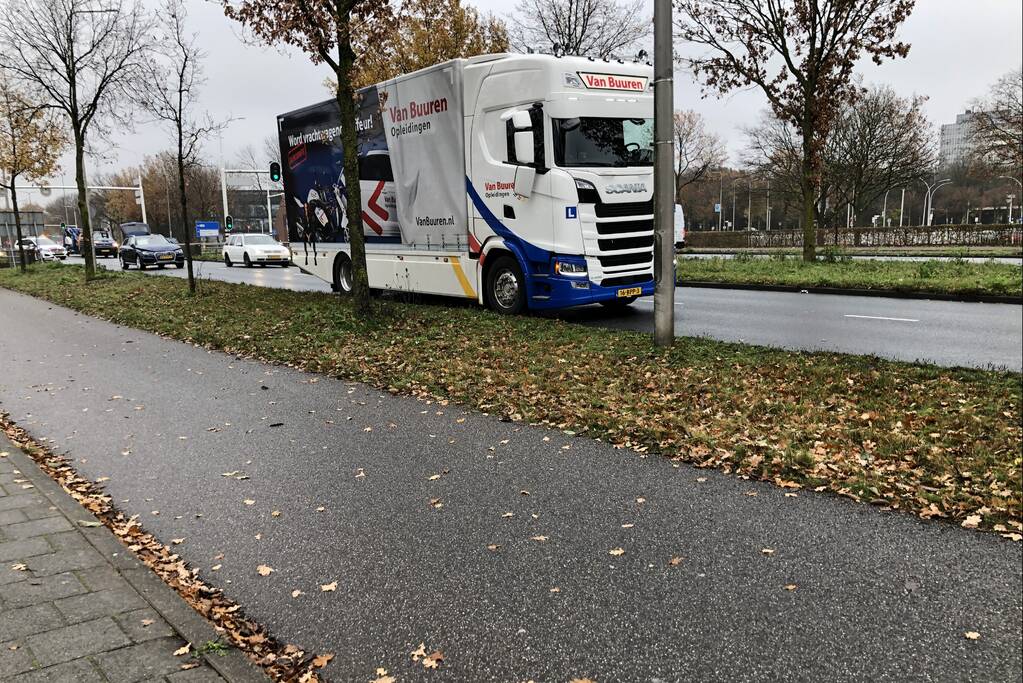 Automobilist botst achter op vrachtwagen