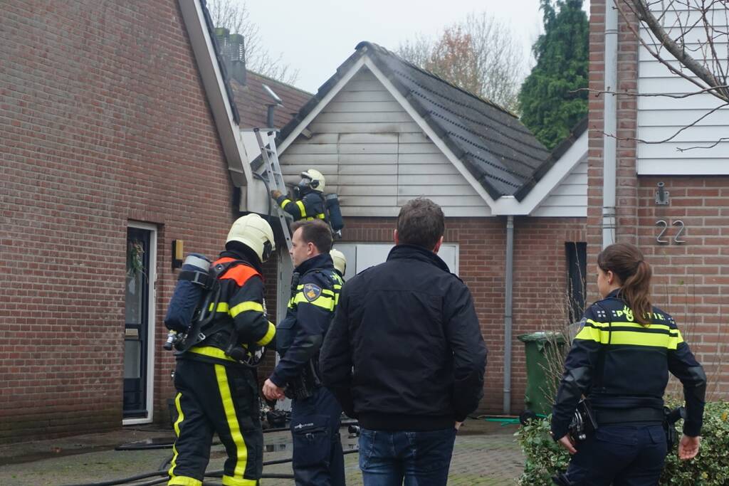 Brand in garage naast woning