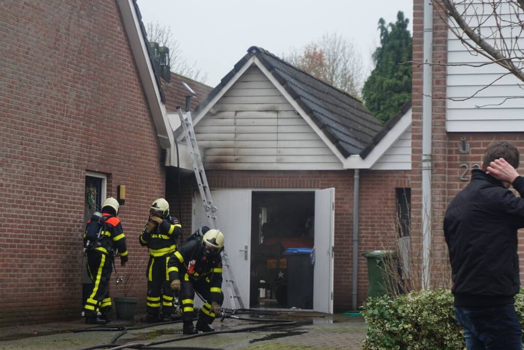 Brand in garage naast woning
