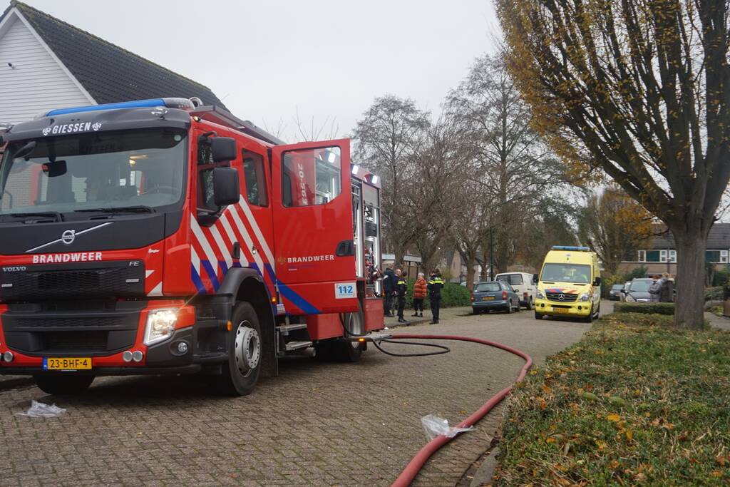 Brand in garage naast woning