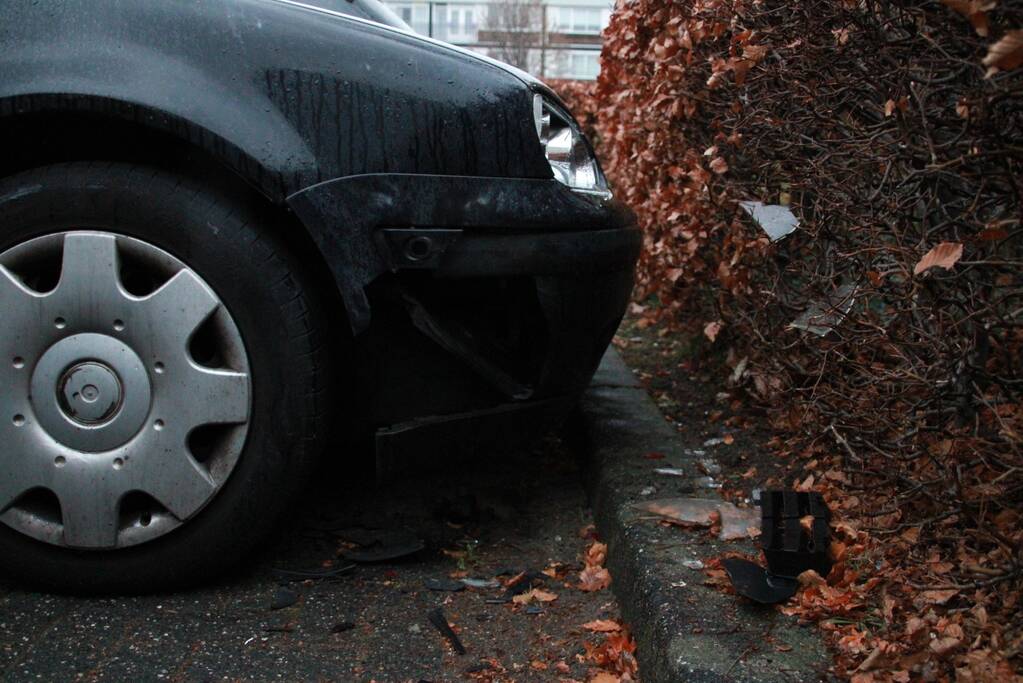 Vuurwerkbom zorgt voor schade aan voertuigen