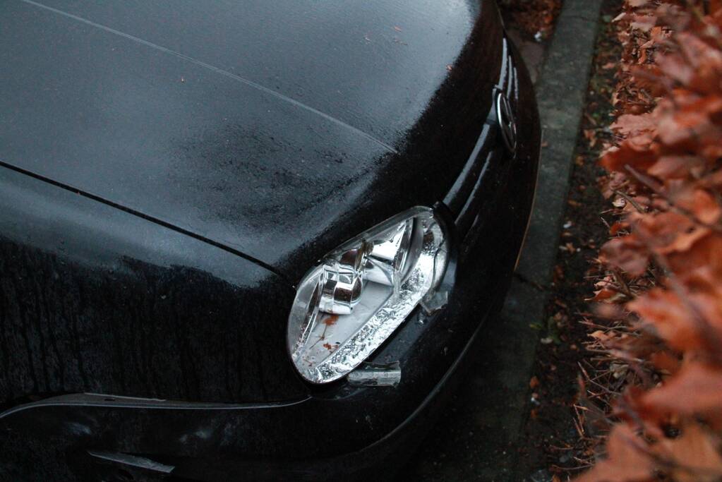 Vuurwerkbom zorgt voor schade aan voertuigen