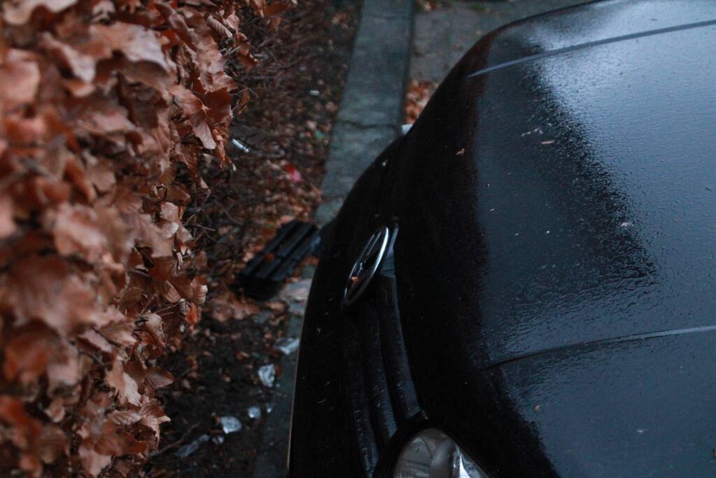 Vuurwerkbom zorgt voor schade aan voertuigen