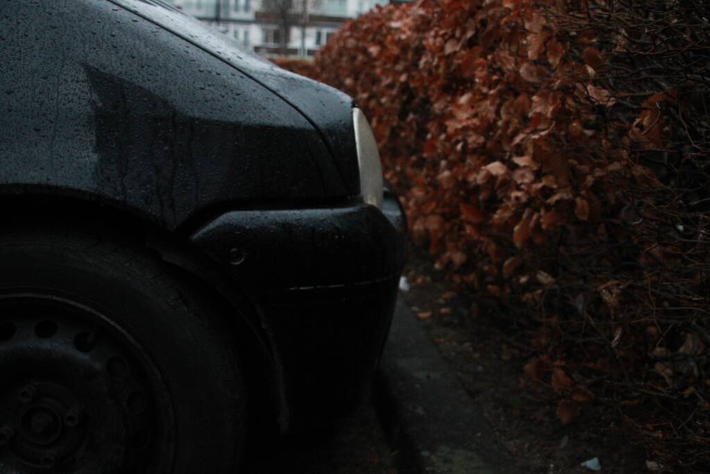 Vuurwerkbom zorgt voor schade aan voertuigen