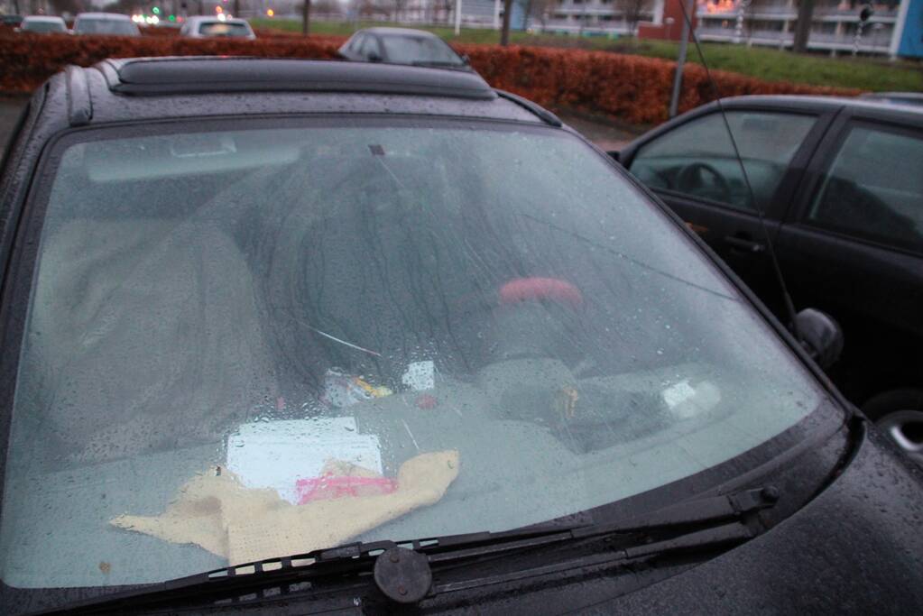 Vuurwerkbom zorgt voor schade aan voertuigen