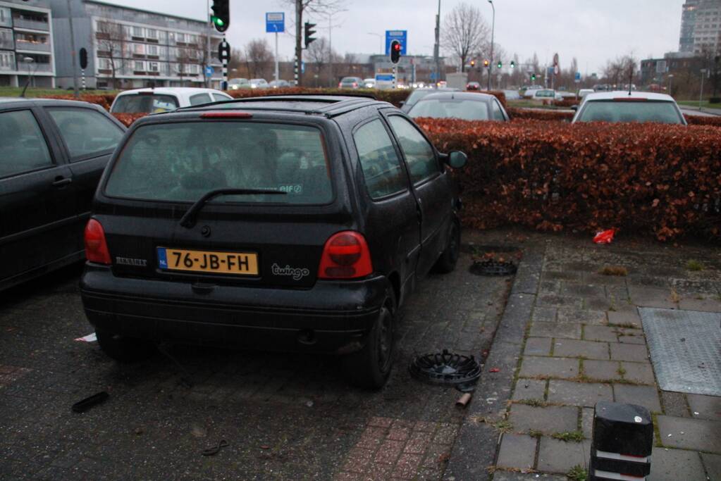 Vuurwerkbom zorgt voor schade aan voertuigen