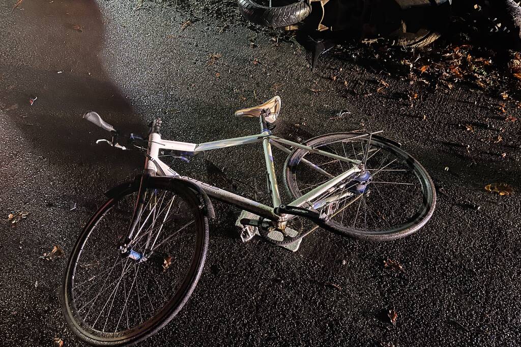 Twee gewonden bij zware aanrijding tussen scooter en fiets